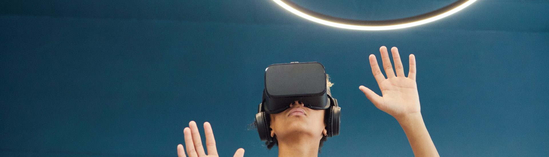 Frau, die Virtual Reality Brille an hat