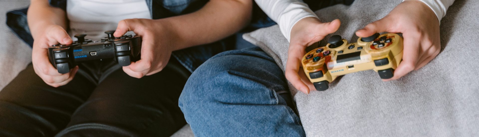 Kinder mit Spielkonsolen in der Hand