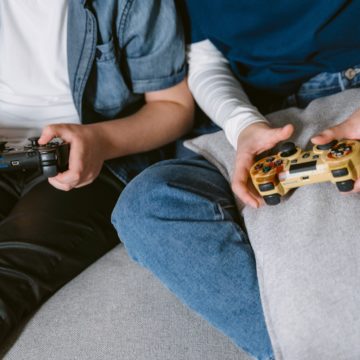 Kinder mit Spielkonsolen in der Hand