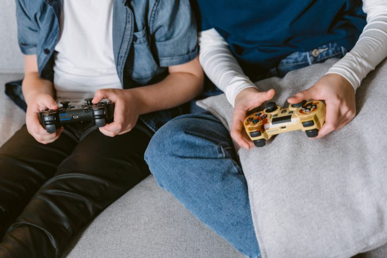 Kinder mit Spielkonsolen in der Hand