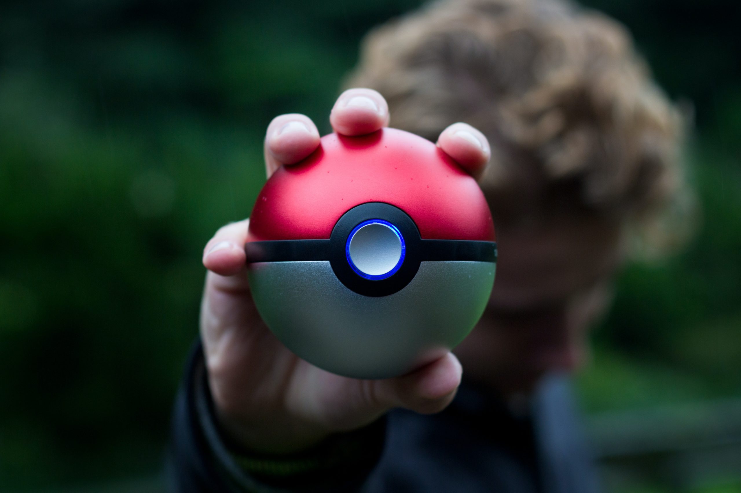 Person hält ein Pokémon Ball in die Kamera